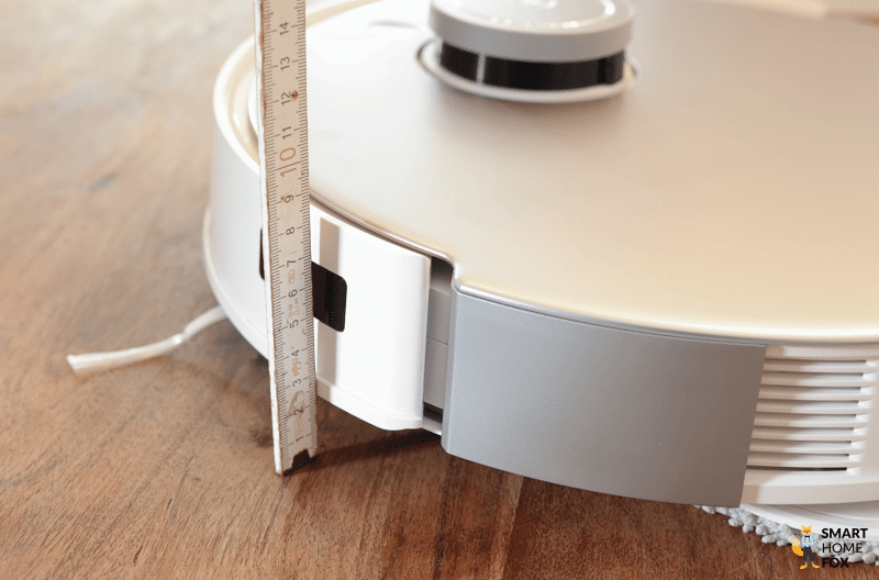 Der ECOVACS DEEBOT T20 OMNI wird mit einem Lineal ausgemessen.